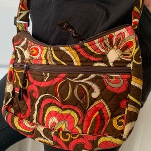 VERA BRADLEY sweet shoulder bag in excellent condition. Tons of pockets